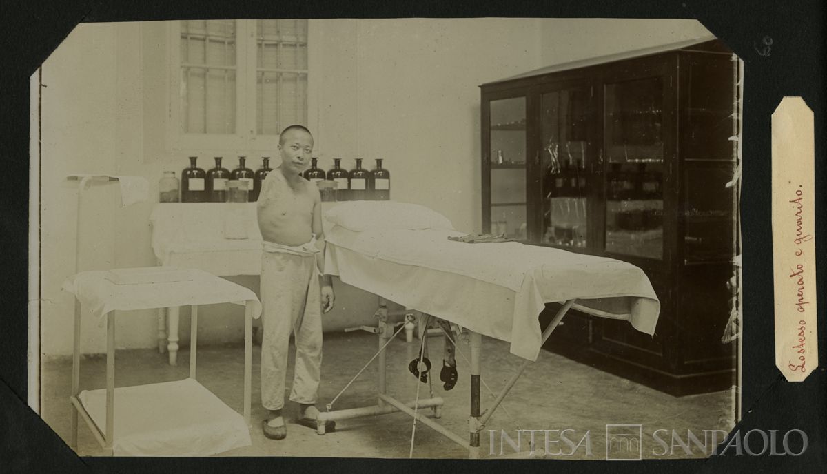 Istituto Canossiano italiano a Han-Kow (Cina), ospedale: paziente con grosso tumore dopo l'operazione, 1900 (fotografo sconosciuto)