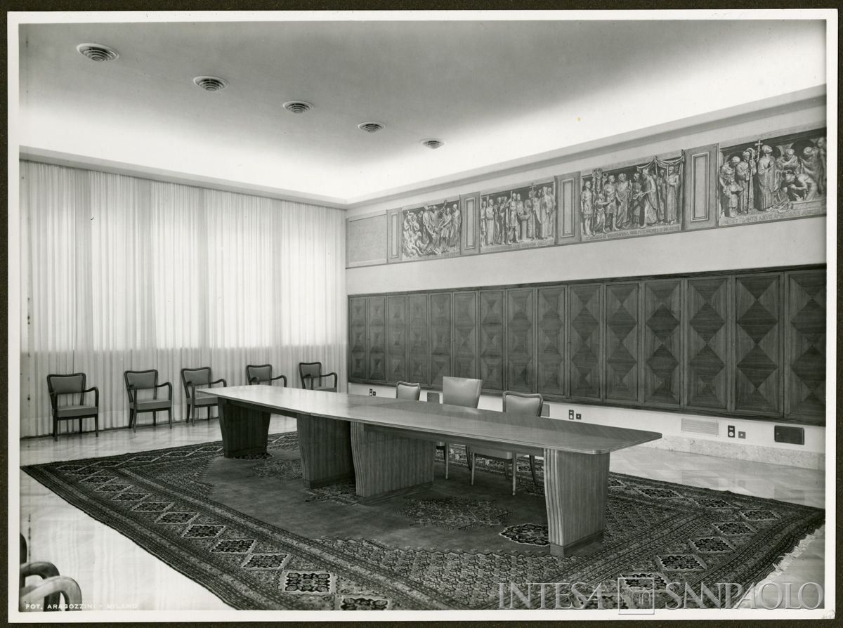 Sede di Milano in largo Belotti, sala delle riunioni, 1952-1955 (Foto Vincenzo Aragozzini)