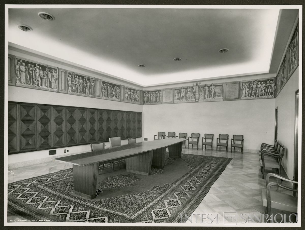 Sede di Milano in largo Belotti, sala delle riunioni, 1952-1955 (Foto Vincenzo Aragozzini)