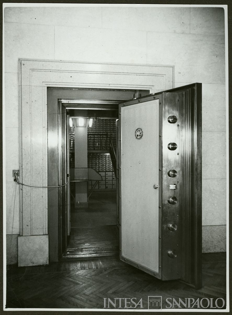 Sede di Milano in largo Belotti, accesso alle cassette di sicurezza nel caveau, 1952-1955 (fotografo sconosciuto)