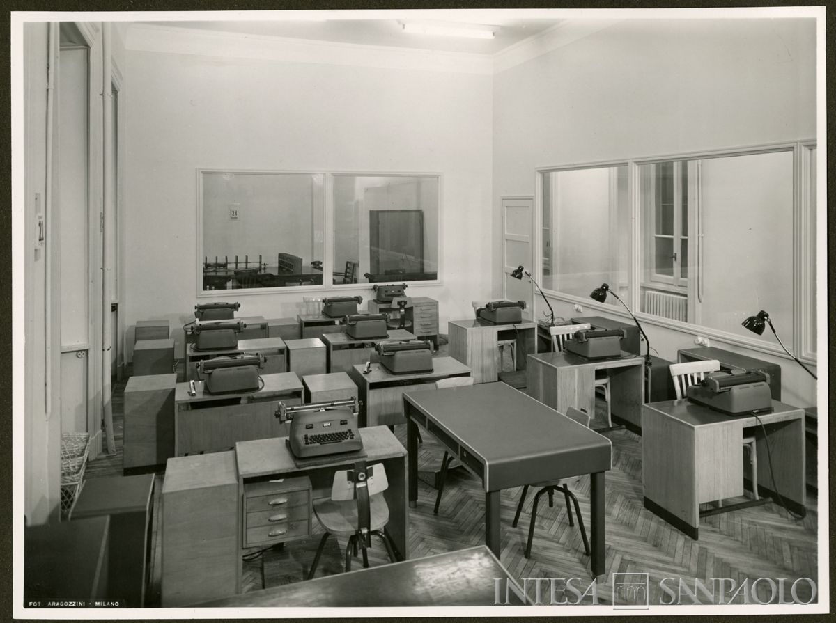 Sede di Milano in largo Belotti, ufficio, 22 gennaio 1955 (Foto Vincenzo Aragozzini)