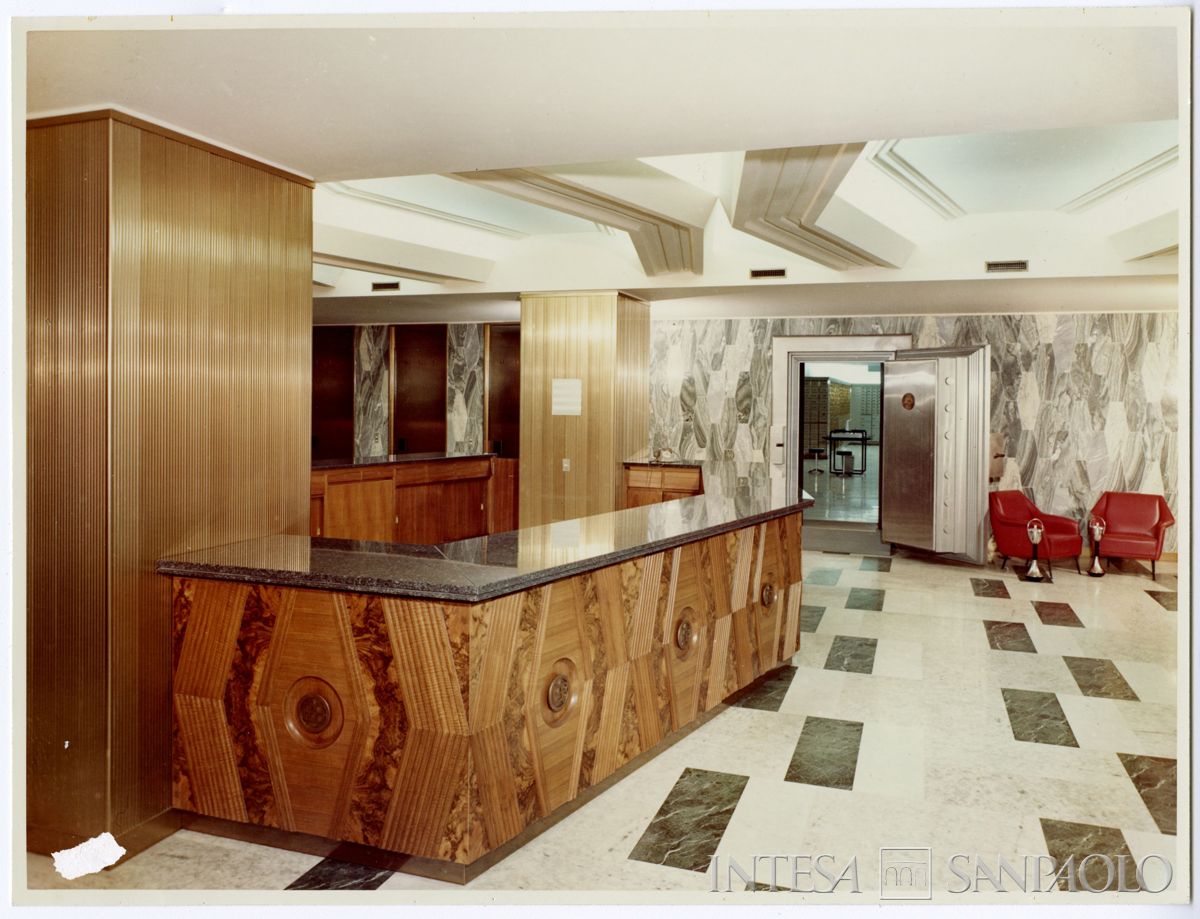 Sede di Milano in largo Belotti - piazza Ferrari, atrio antistante il caveau, febbraio 1966 (fotografo sconosciuto)