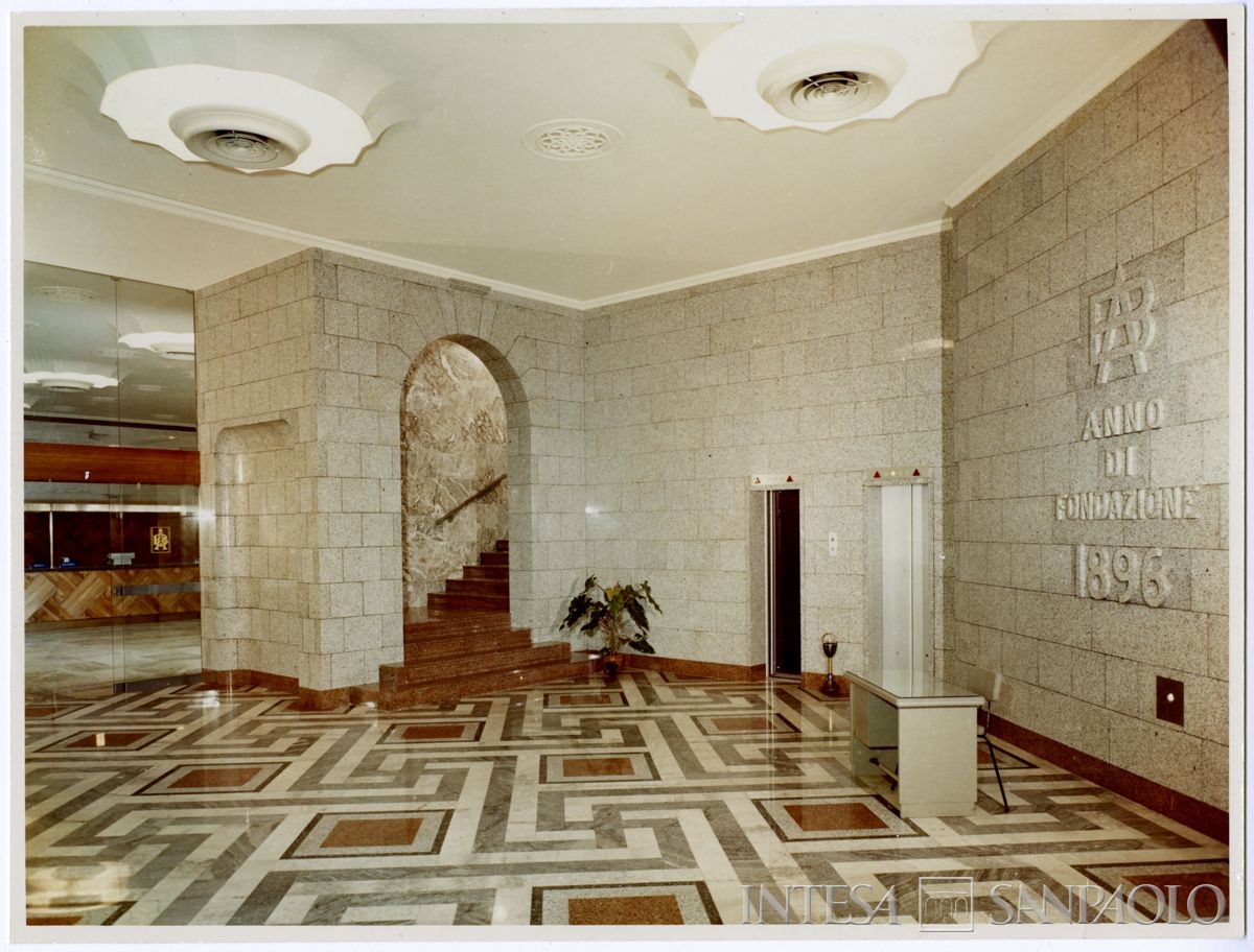Sede di Milano in largo Belotti - piazza Ferrari, atrio all'ingresso da piazza Ferrari, febbraio 1966 (fotografo sconosciuto)