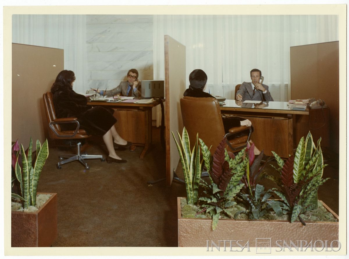 Sede di Milano in largo Belotti - piazza Ferrari, box gestori con impiegati e clienti, febbraio 1966 (Publifoto)