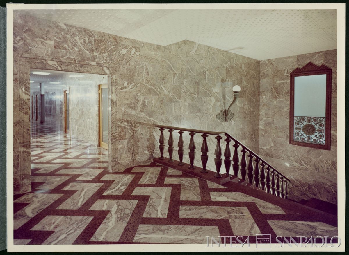 Sede di Milano in largo Belotti - piazza Ferrari, pianerottolo dello scalone, febbraio 1966 (Publifoto)