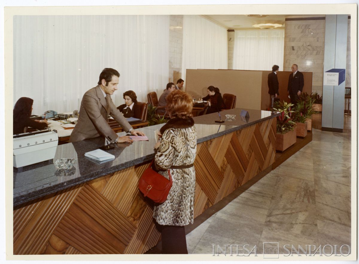 Sede di Milano in largo Belotti - piazza Ferrari, sportelli del salone per il pubblico, febbraio 1966 (Publifoto)