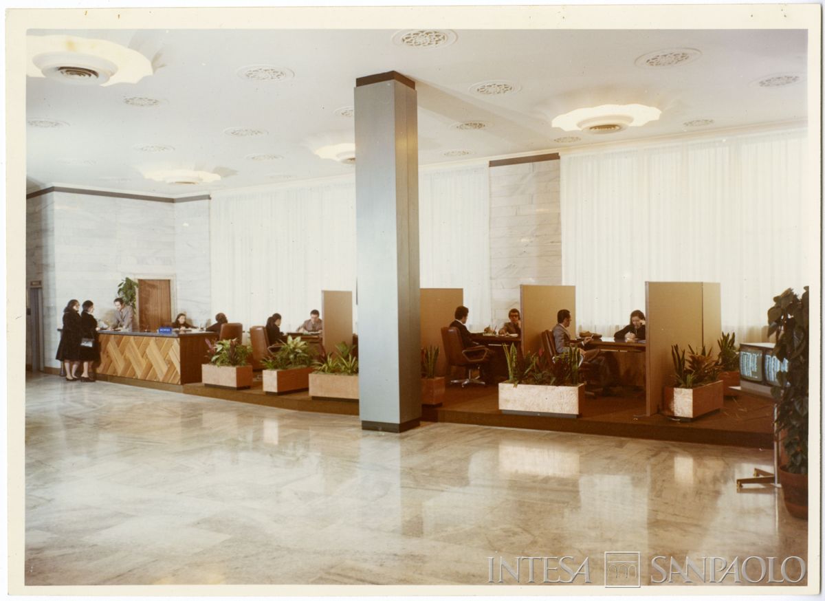 Sede di Milano in largo Belotti - piazza Ferrari, salone per il pubblico, febbraio 1966 (Publifoto)