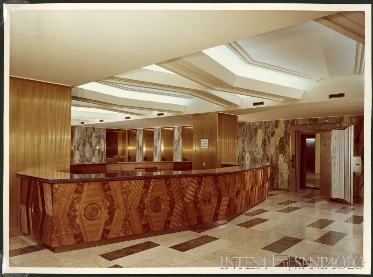 Sede di Milano in largo Belotti - piazza Ferrari, atrio antistante il caveau, febbraio 1966 (Publifoto)