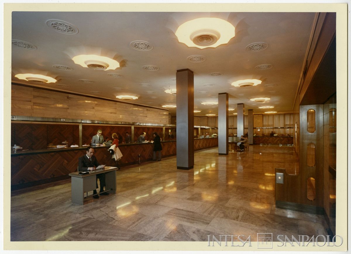 Sede di Milano in largo Belotti - piazza Ferrari, salone per il pubblico, febbraio 1966 (Publifoto)