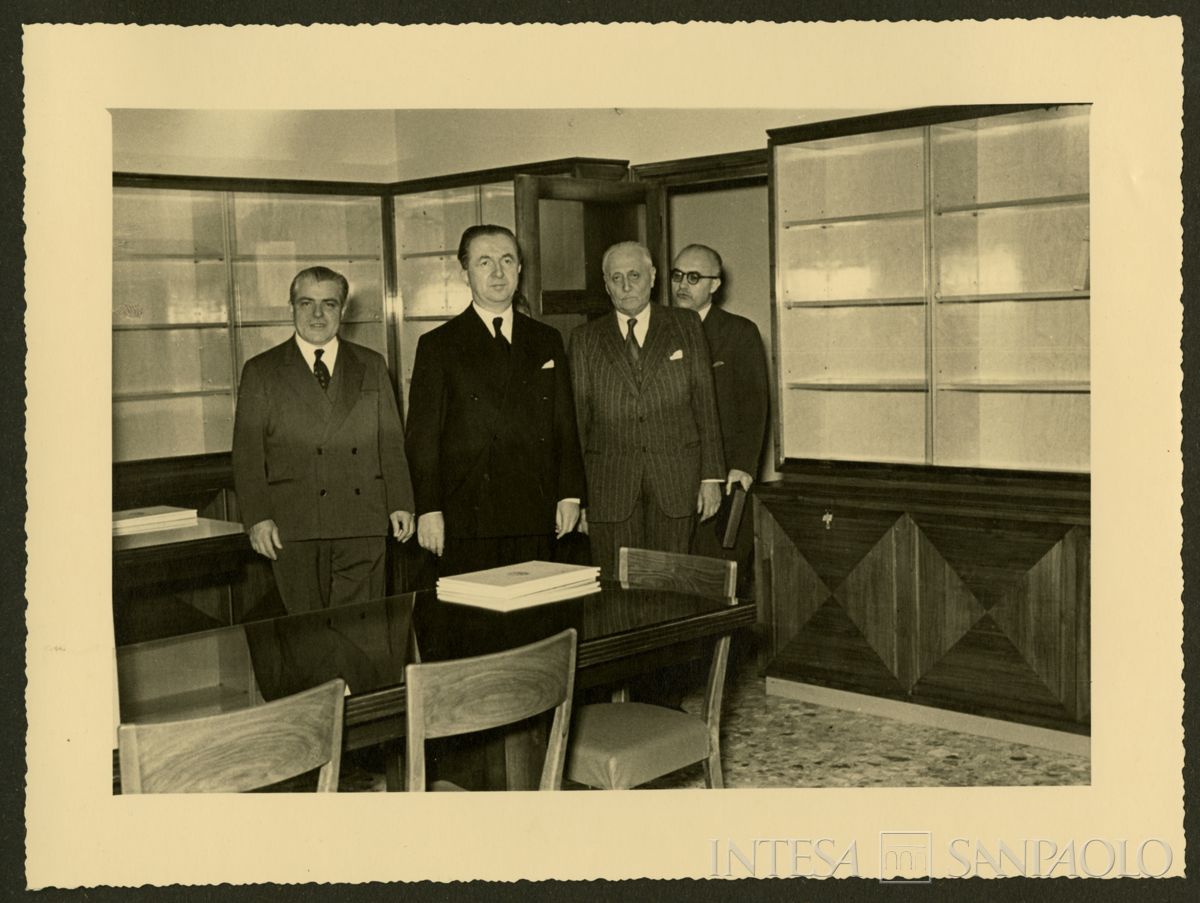 Il Ministro del Tesoro Giuseppe Pella, secondo da sinistra, con a destra il presidente del Banco Ambrosiano Tommaso Gallarati Scotti alla sede di Milano, 3 marzo 1953 (N. Ferrario)