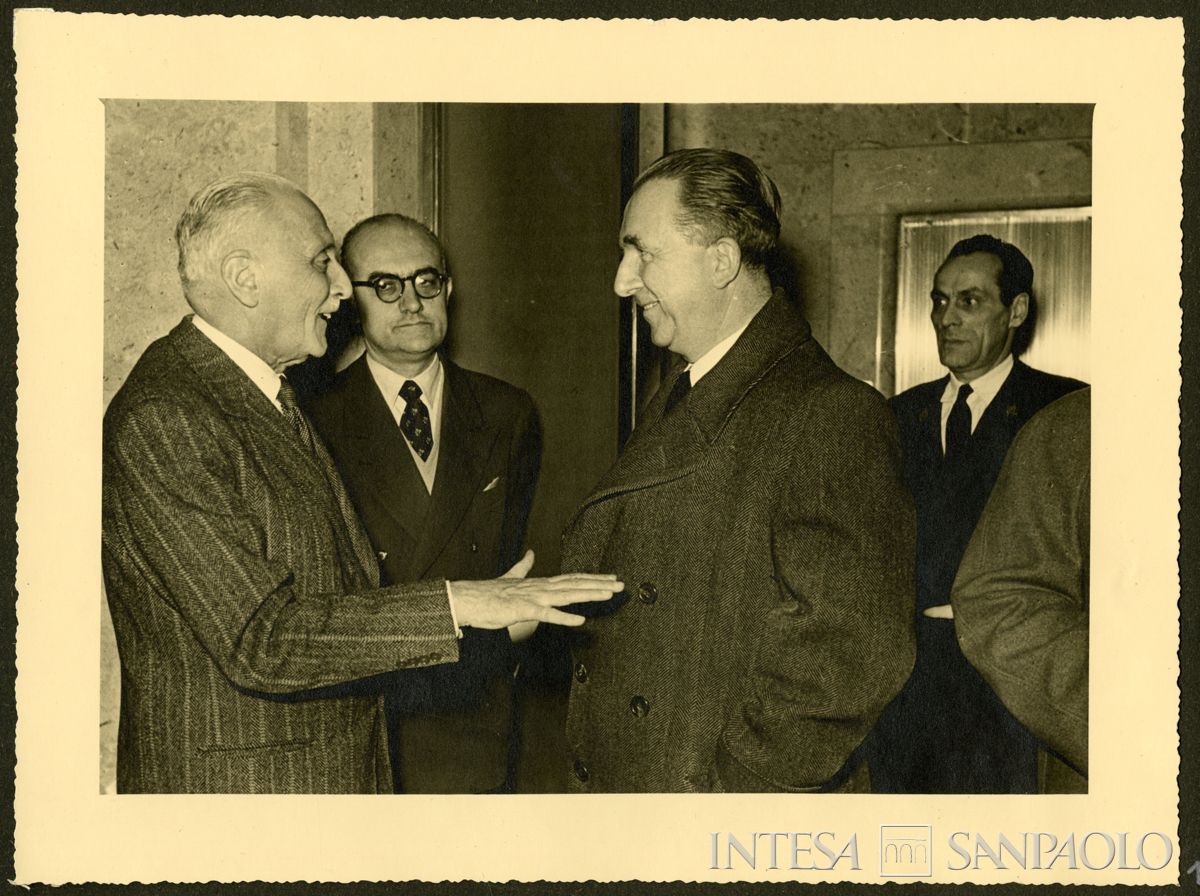 Il Ministro del Tesoro Giuseppe Pella, secondo da destra, con il presidente del Banco Ambrosiano Tommaso Gallarati Scotti alla sede di Milano, 3 marzo 1953 (N. Ferrario)