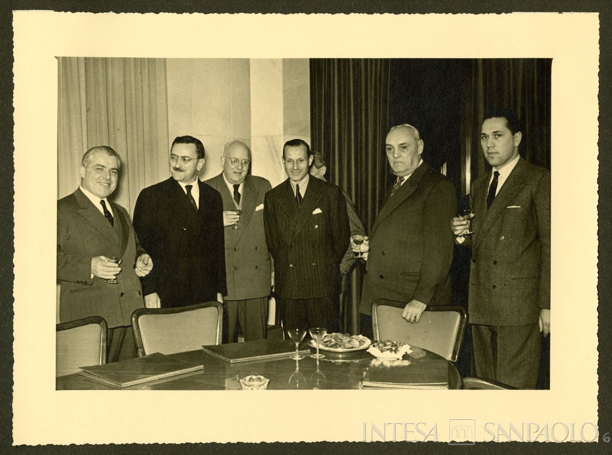 Alte cariche del Banco Ambrosiano tra cui, terzo da sinistra, Luigi Brusati, Milano, 3 marzo 1953 (N. Ferrario)