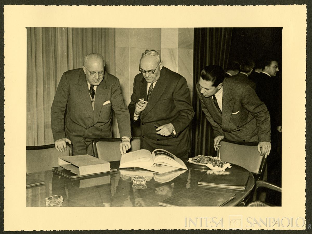 Alte cariche del Banco Ambrosiano tra cui, primo da sinistra, Luigi Brusati, Milano, 3 marzo 1953 (N. Ferrario)