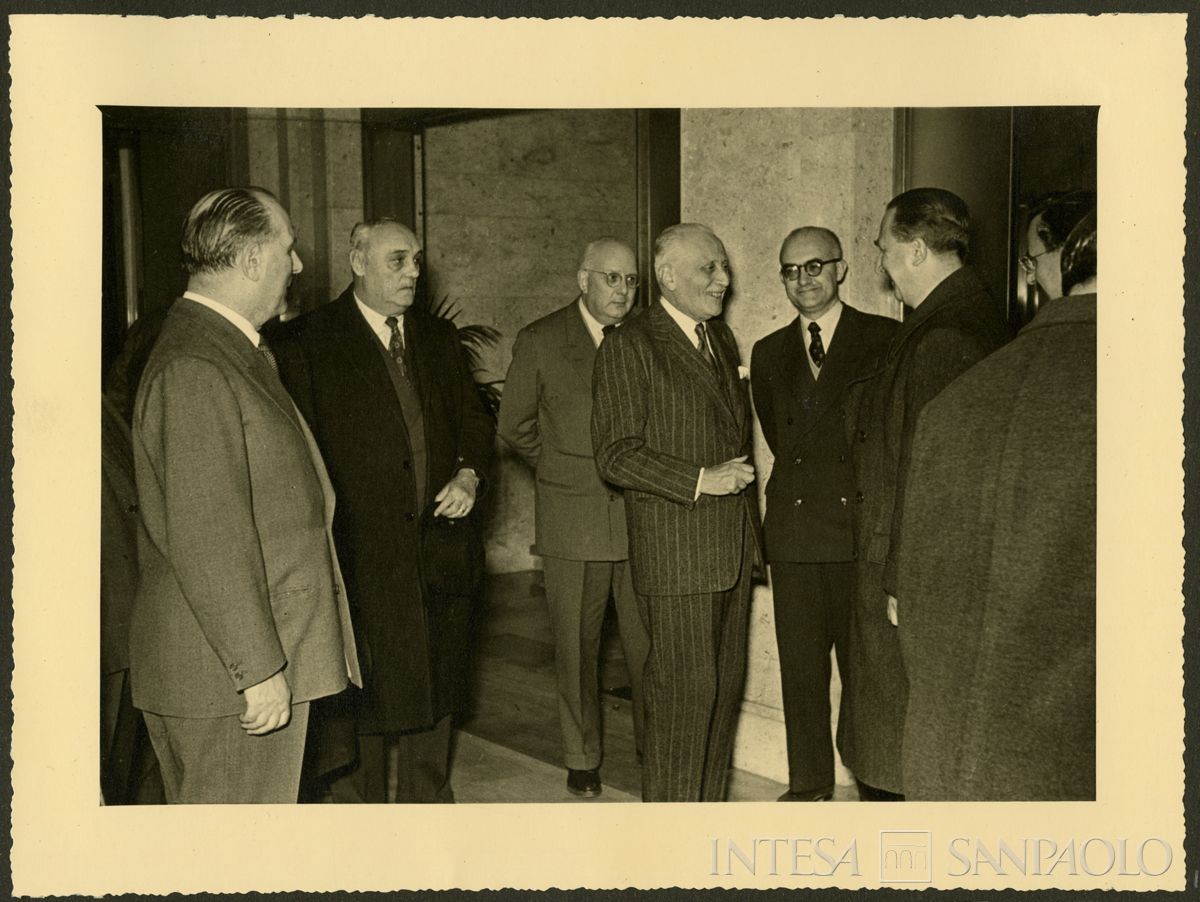Il presidente del Banco Ambrosiano Tommaso Gallarati Scotti, quarto da sinistra, mentre accoglie il Ministro del Tesoro Giuseppe Pella alla sede di Milano, 3 marzo 1953 (N. Ferrario)