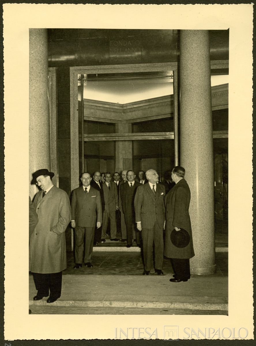 Il presidente del Banco Ambrosiano Tommaso Gallarati Scotti, secondo da destra, mentre accoglie il Ministro del Tesoro Giuseppe Pella alla sede di Milano, 3 marzo 1953 (N. Ferrario)