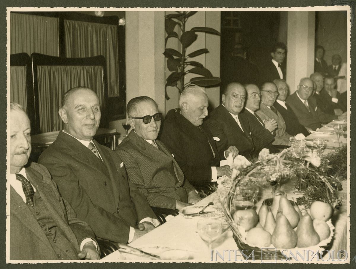 Da sinistra Uberto Dell'Orto, Enrico Rubini, Francesco Bianchi, il presidente Tommaso Gallarati Scotti, Carlo Alessandro Canesi, Felice Fossati Bellani, Carlo Bianchi, Vincenzo Negri da Oleggio e Luigi Brusati al banchetto promosso dal personale del Banco Ambrosiano per il sessantesimo di fondazione, Milano, 18 novembre 1956 (fotografo sconosciuto)