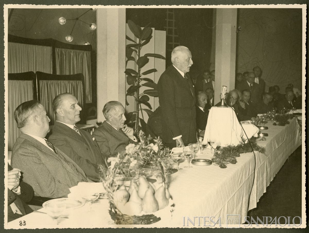 Il presidente Tommaso Gallarati Scotti mentre tiene il discorso al banchetto promosso dal personale del Banco Ambrosiano per il sessantesimo di fondazione, Milano, 18 novembre 1956 (fotografo sconosciuto)