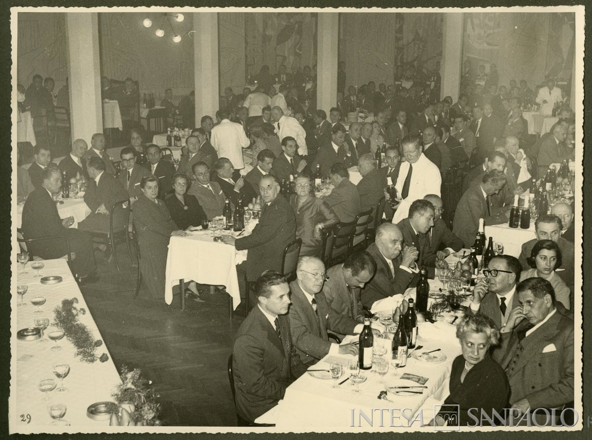 Banchetto promosso dal personale del Banco Ambrosiano per il sessantesimo di fondazione, Milano, 18 novembre 1956 (fotografo sconosciuto)