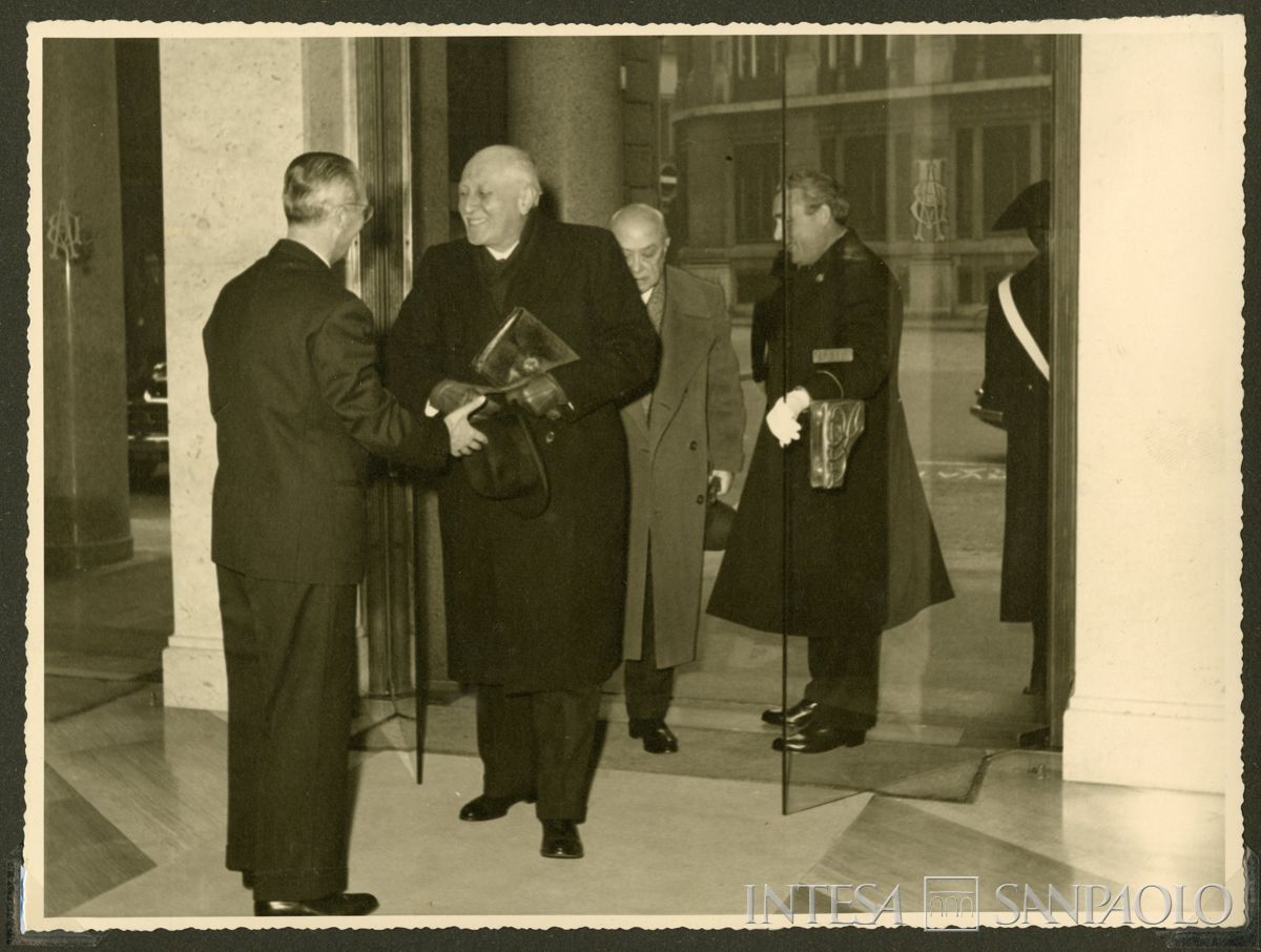 Arrivo del presidente Tommaso Gallarati Scotti all'inaugurazione della nuova ala della sede di Milano, per il sessantesimo del Banco Ambrosiano, 9 dicembre 1956 (N. Ferrario)