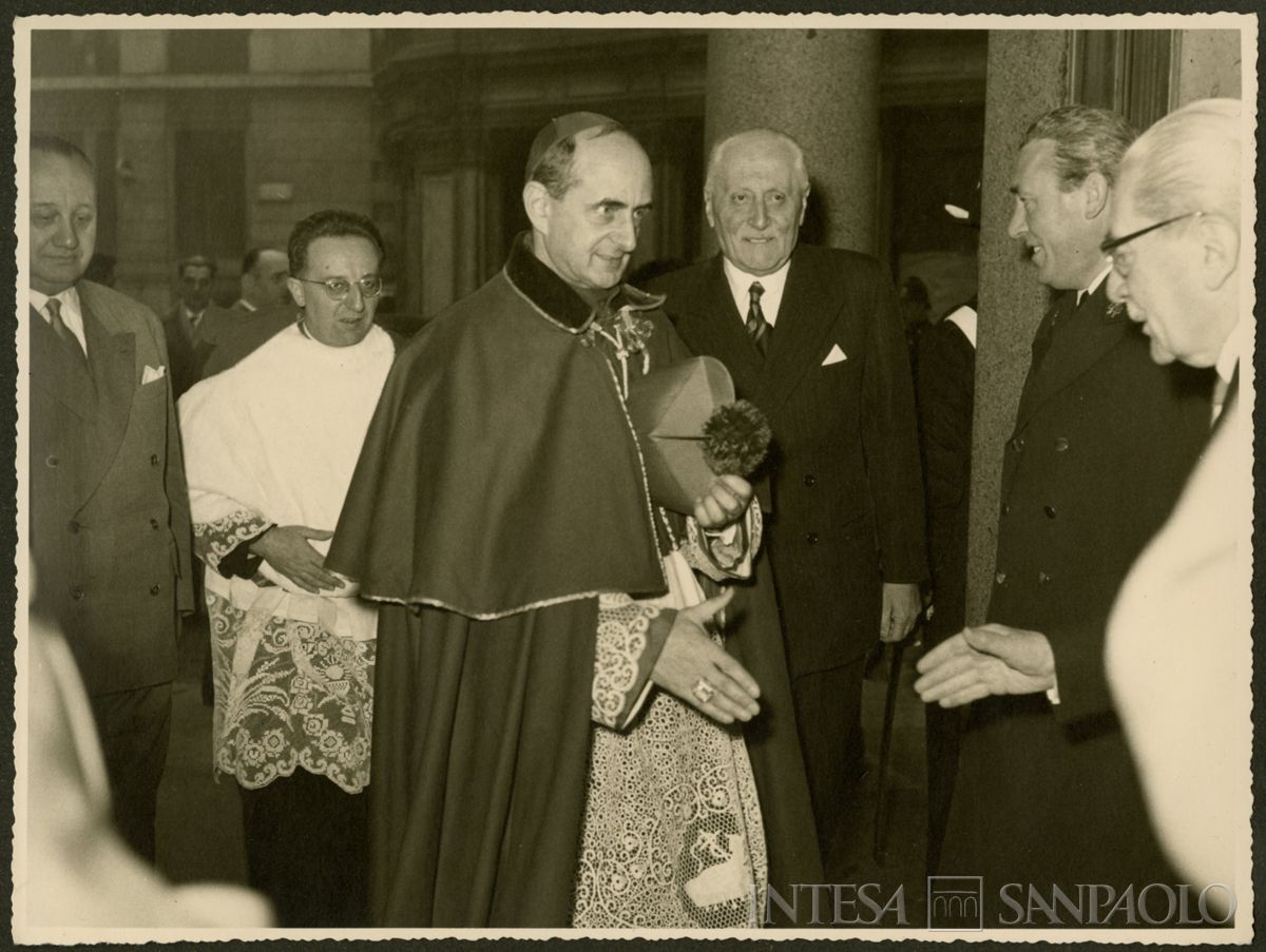 Arrivo dell'arcivescovo Montini all'inaugurazione della nuova ala della sede di Milano, per il sessantesimo del Banco Ambrosiano, 9 dicembre 1956 (N. Ferrario)
