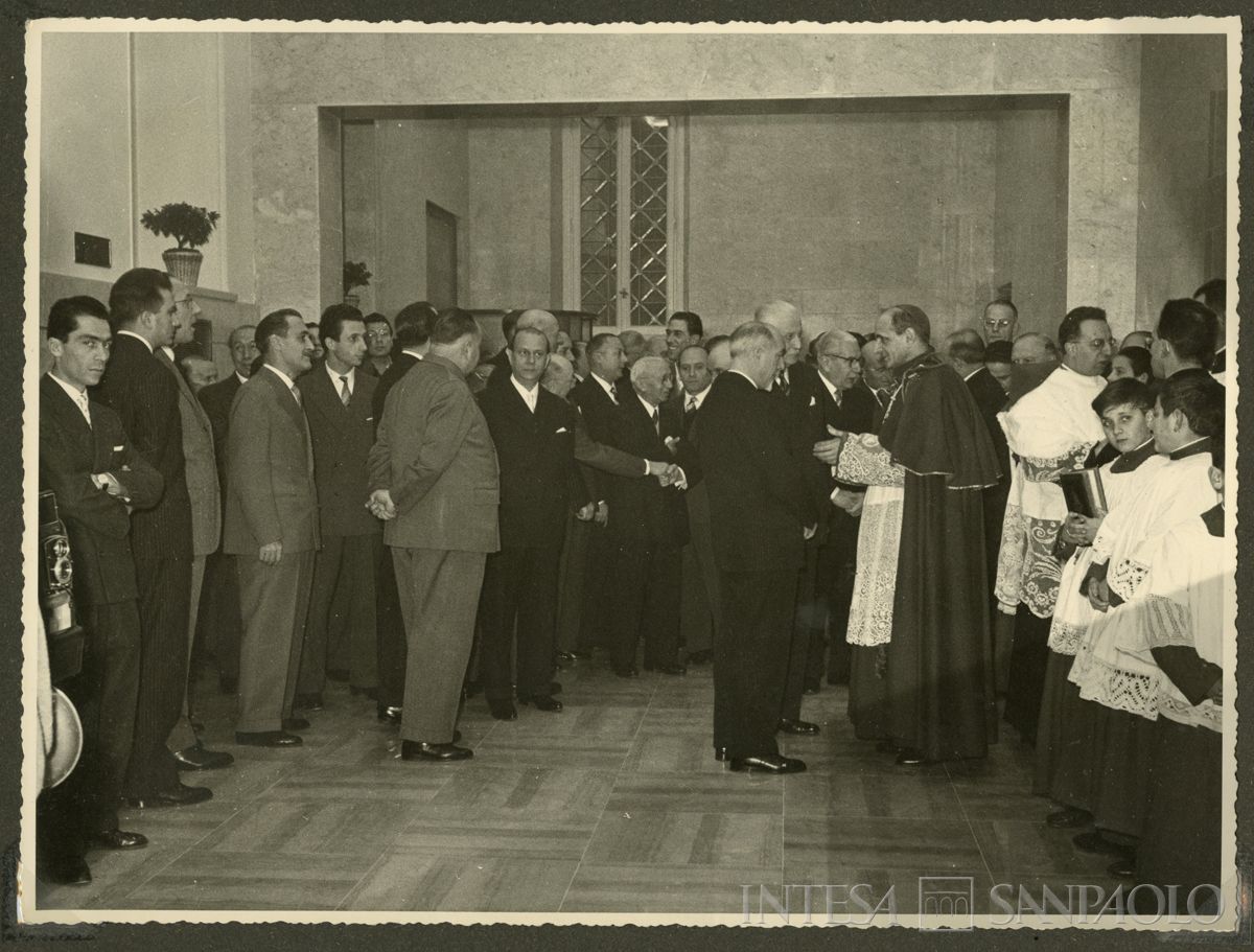 Il presidente Tommaso Gallarati Scotti a colloquio con l'arcivescovo Montini e il Ministro Medici nella sede di Milano, per l'inaugurazione della nuova ala in occasione del sessantesimo del Banco Ambrosiano, 9 dicembre 1956 (N. Ferrario)