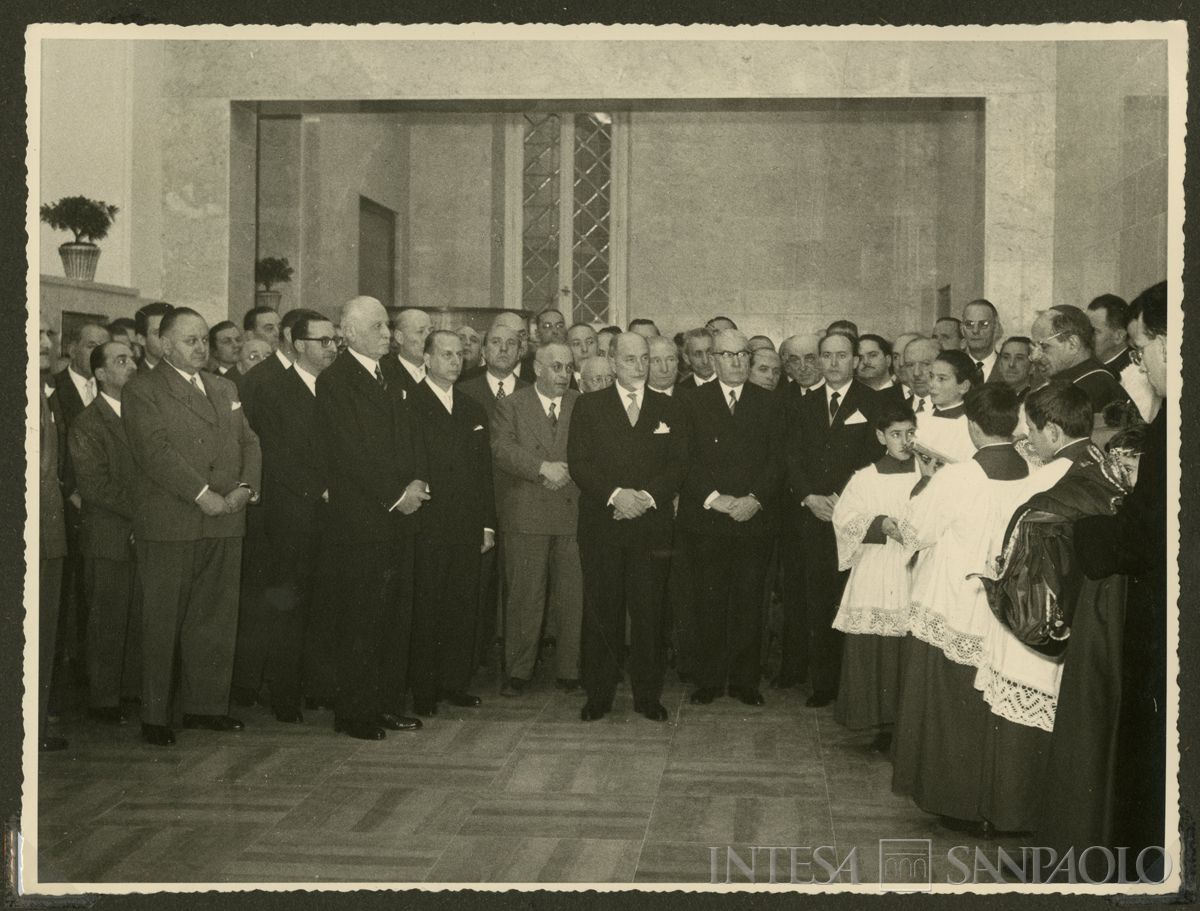 Celebrazione dell'arcivescovo Montini per l'inaugurazione della nuova ala della sede di Milano del Banco Ambrosiano, 9 dicembre 1956 (N. Ferrario)