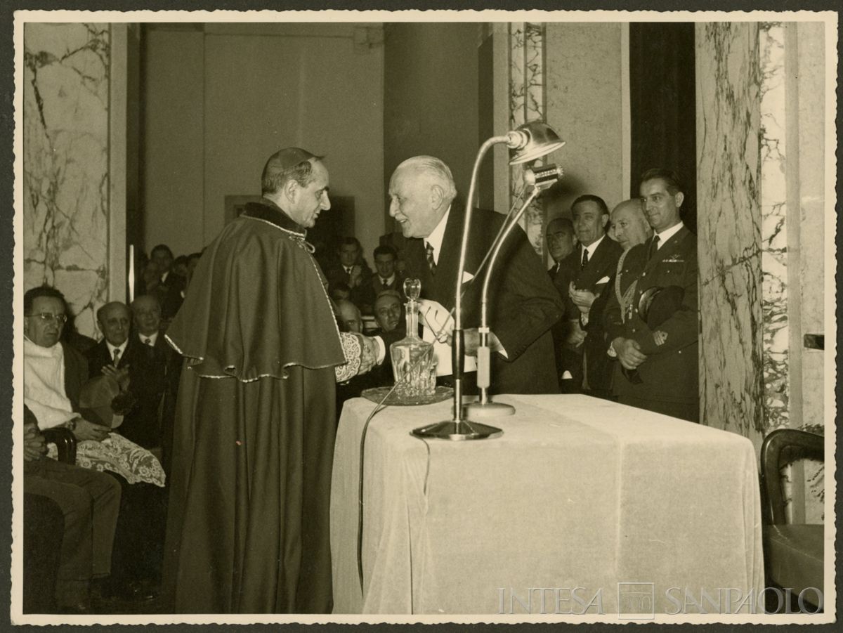 L'arcivescovo Montini e il presidente Tommaso Gallarati Scotti all'inaugurazione della nuova ala della sede di Milano del Banco Ambrosiano, 9 dicembre 1956 (N. Ferrario)