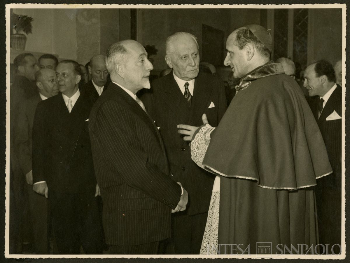 Il presidente Tommaso Gallarati Scotti (al centro) a colloquio con l'arcivescovo Montini e il Ministro Medici (a sinistra) in occasione del sessantesimo del Banco Ambrosiano; poco dietro a quest'ultimo Giordano Dell'Amore, Milano, 9 dicembre 1956 (N. Ferrario)