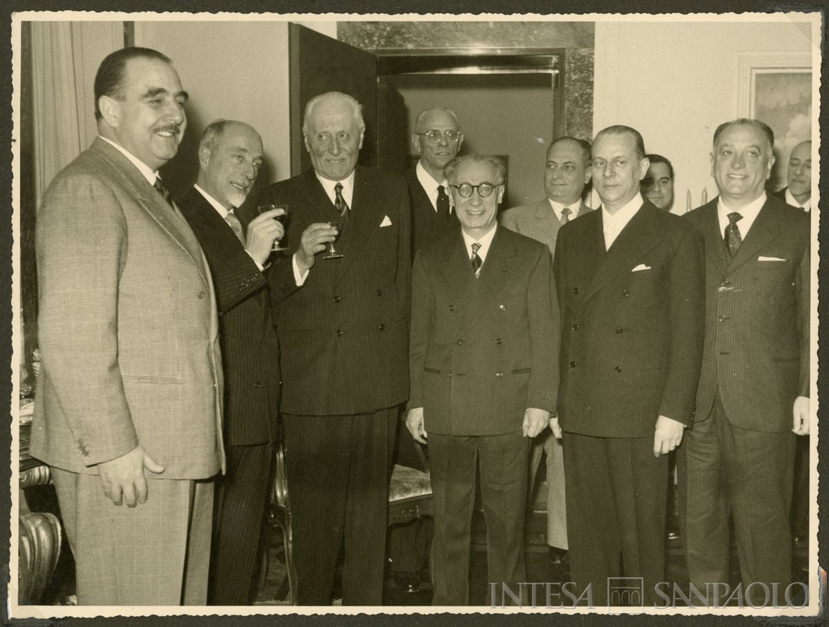 Dal secondo a sinistra, in primo piano, il Ministro del Tesoro Giuseppe Medici, il presidente Tommaso Gallarati Scotti, una persona n.i. e Giordano Dell'Amore, Milano, 9 dicembre 1956 (N. Ferrario)
