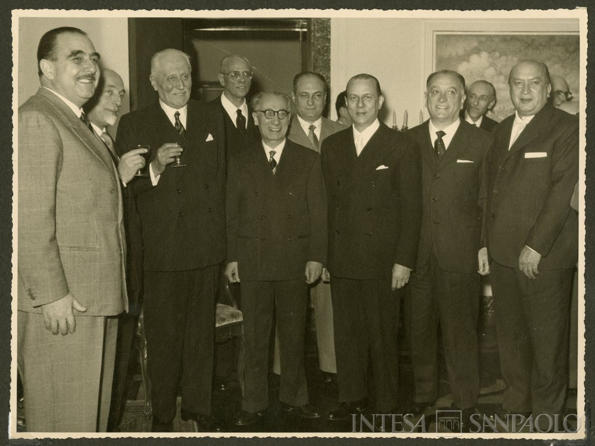 Dal secondo a sinistra, in primo piano, il Ministro del Tesoro Giuseppe Medici, il presidente Tommaso Gallarati Scotti, una persona n.i., Giordano Dell'Amore, un'altra persona n.i. e Alessandro Canesi, Milano, 9 dicembre 1956 (N. Ferrario)