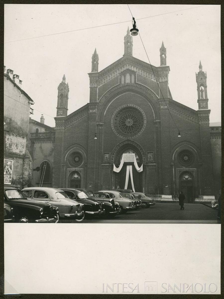 Chiesa di Santa Maria del Carmine a Milano, adobbata per la celebrazione della messa per il sessantesimo del Banco Ambrosiano, 2 dicembre 1956 (fotografo sconosciuto)