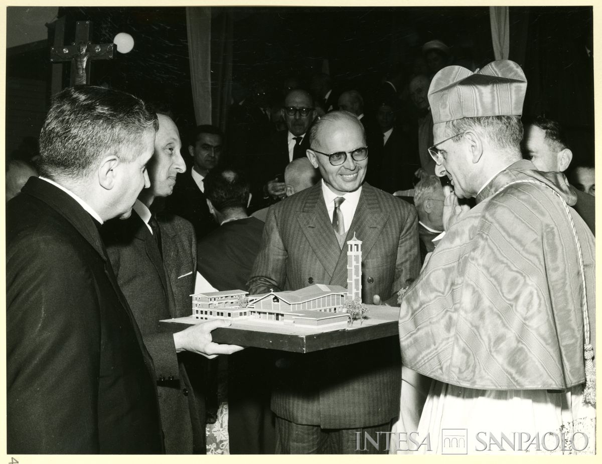 Il modellino della Chiesa di San Gregorio Barbarigo a Milano mostrato dal cardinale Montini, 23 maggio 1963 (Foto Fidigati)