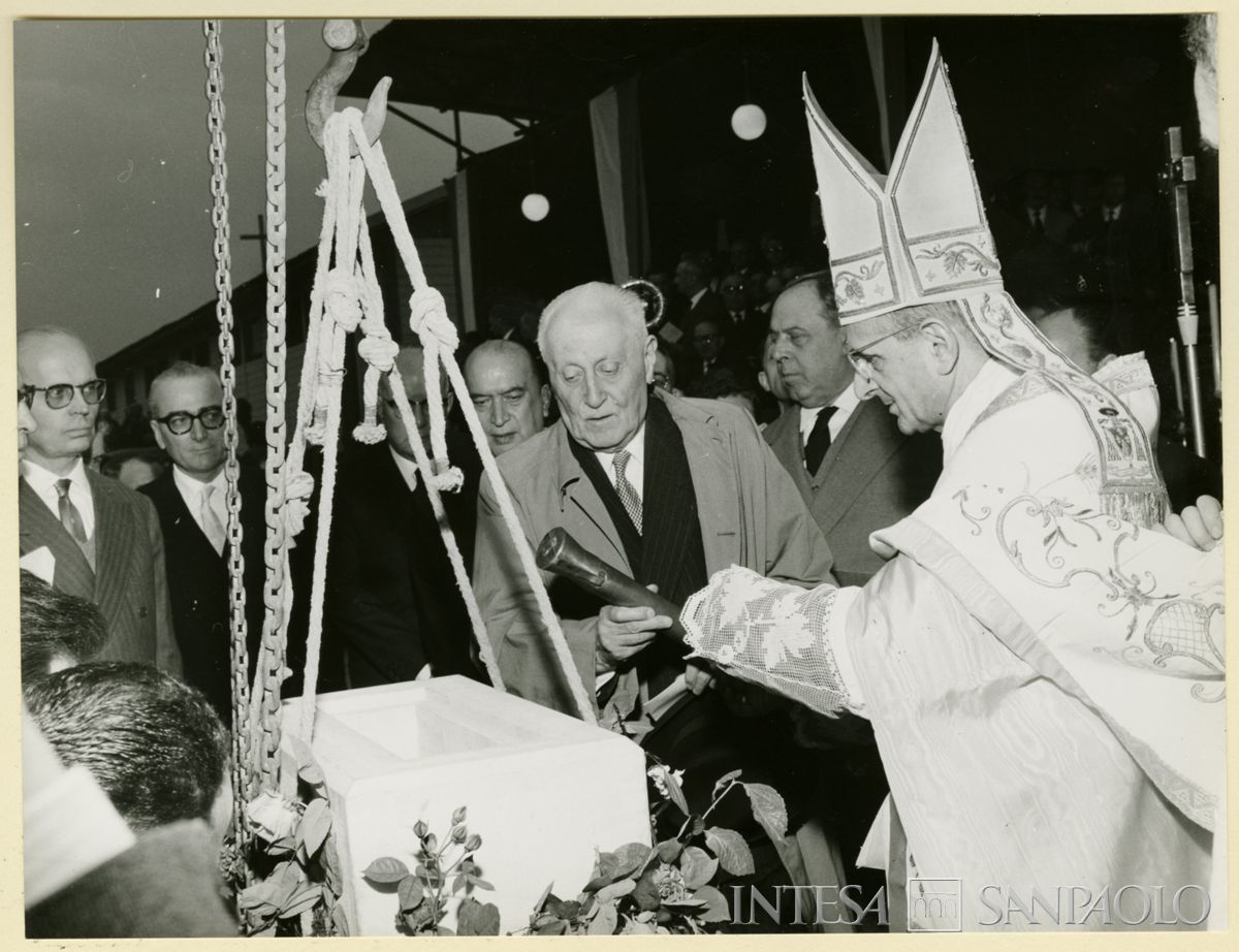 Il cardinale Montini e il presidente del Banco Ambrosiano Tommaso Gallarati Scotti alla posa della prima pietra della Chiesa di San Gregorio Barbarigo a Milano, 23 maggio 1963 (Foto Fidigati)