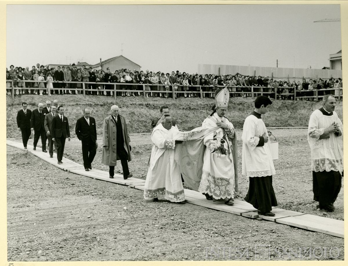 Cerimonia per la posa e la benedizione della prima pietra della Chiesa di San Gregorio Barbarigo a Milano, 23 maggio 1963 (Foto Fidigati)