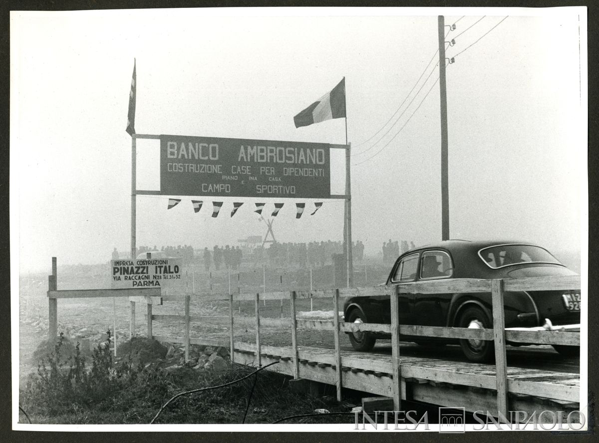 Area per la costruzione delle case del piano INA-CASA e il campo sportivo del Banco Ambrosiano, Milano, 12 agosto 1956 (fotografo sconosciuto)
