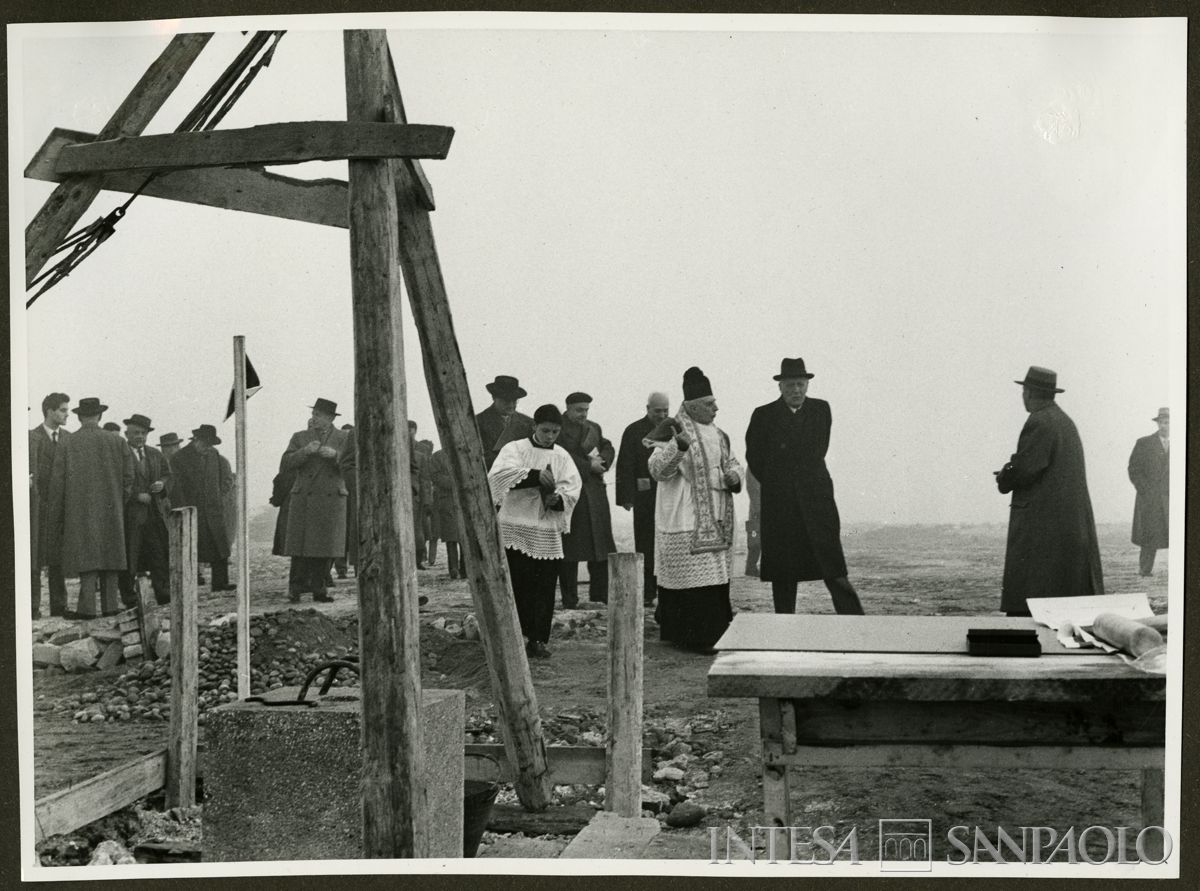 Arrivo delle autorità alla posa della prima pietra per le case del piano INA-CASA e il campo sportivo del Banco Ambrosiano, Milano, 12 agosto 1956 (fotografo sconosciuto)