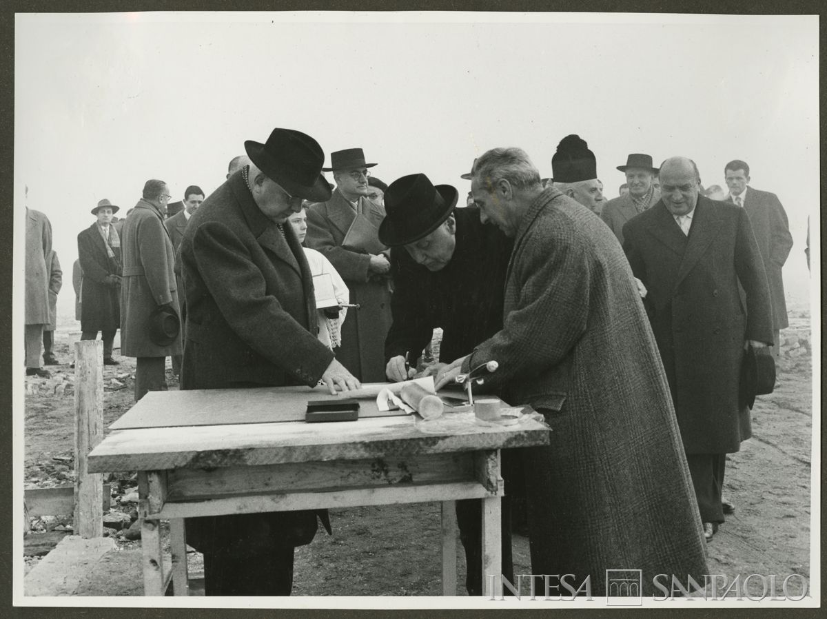 Firma del presidente Tommaso Gallarati Scotti per la posa della prima pietra per le case del piano INA-CASA e il campo sportivo del Banco Ambrosiano, Milano, 12 agosto 1956 (fotografo sconosciuto)