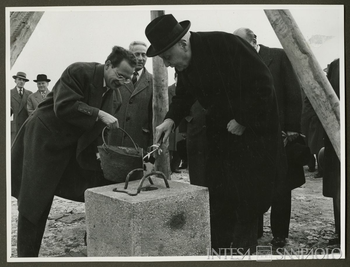 Il presidente Tommaso Gallarati Scotti completa la prima pietra per le case del piano INA-CASA e il campo sportivo del Banco Ambrosiano, Milano, 12 agosto 1956 (fotografo sconosciuto)