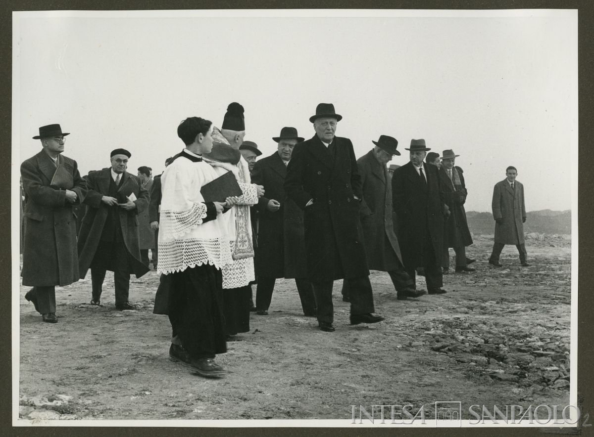 Autorità all'arrivo per la posa della prima pietra per le case del piano INA-CASA e il campo sportivo del Banco Ambrosiano, Milano, 12 agosto 1956 (fotografo sconosciuto)