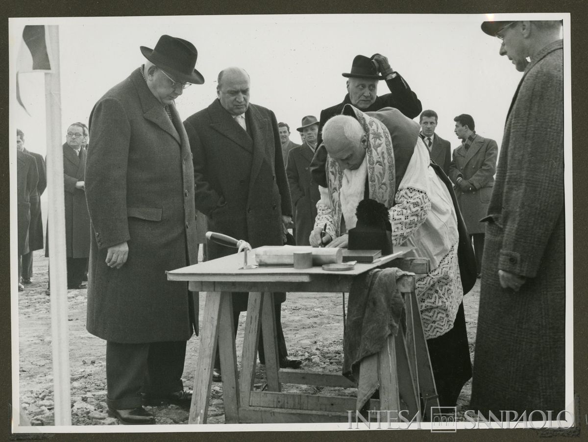 Firma del parroco don Guido Cristini per la posa della prima pietra per le case del piano INA-CASA e il campo sportivo del Banco Ambrosiano, Milano, 12 agosto 1956 (fotografo sconosciuto)