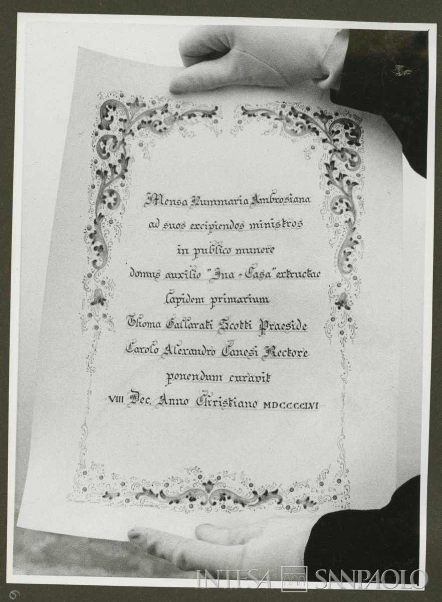 Pergamena in latino per la posa della prima pietra per le case del piano INA-CASA del Banco Ambrosiano, Milano, 12 agosto 1956 (fotografo sconosciuto)