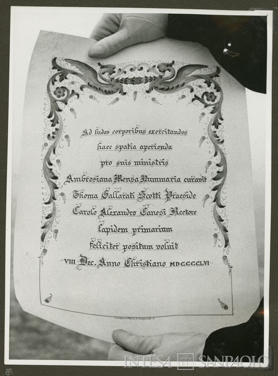 Pergamena in latino per la posa della prima pietra per le case del piano INA-CASA del Banco Ambrosiano, Milano, 12 agosto 1956 (fotografo sconosciuto)