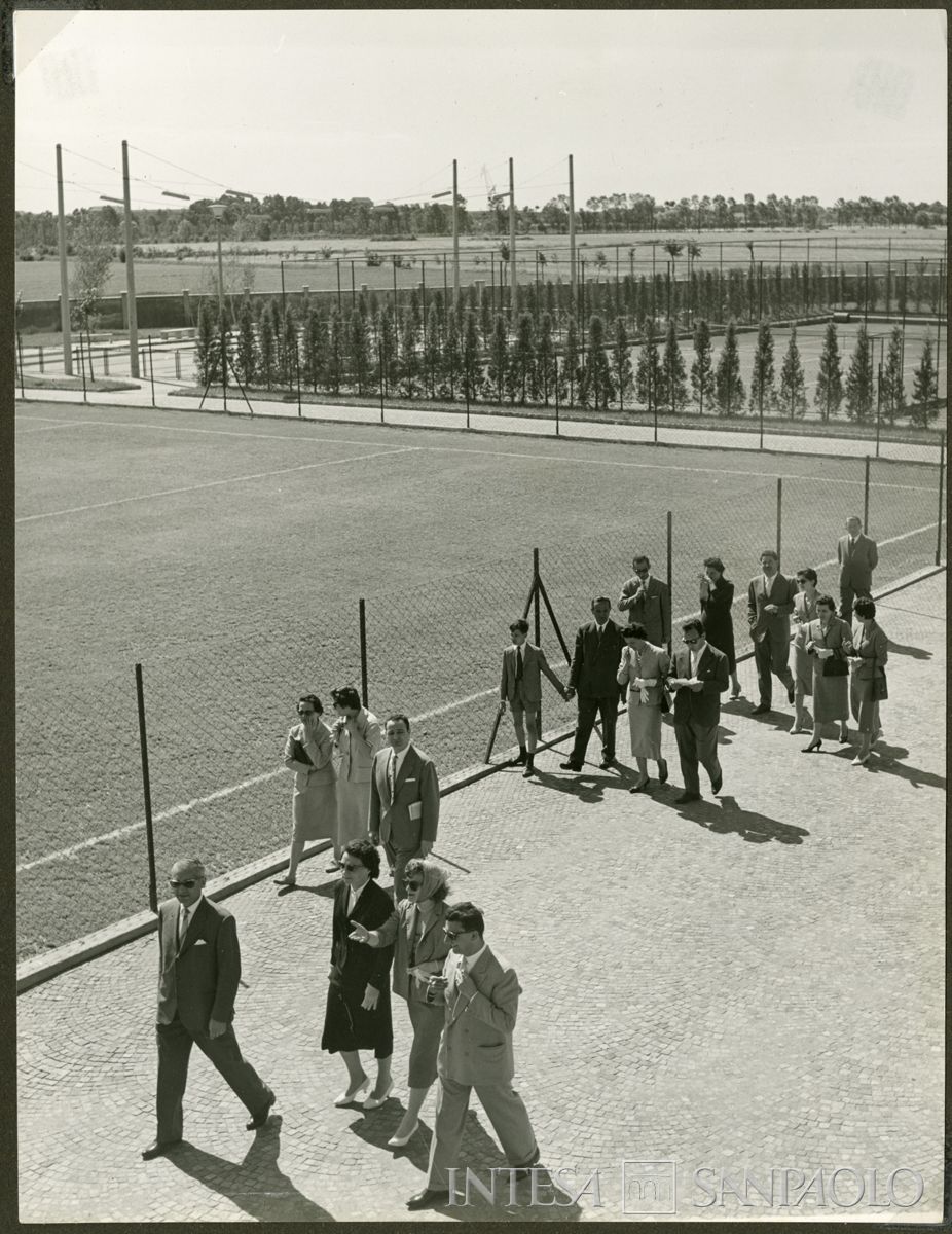 Inaugurazione delle Case del piano INA-CASA e del campo sportivo del Banco Ambrosiano a Milano, 28 giugno 1958 (Publifoto)