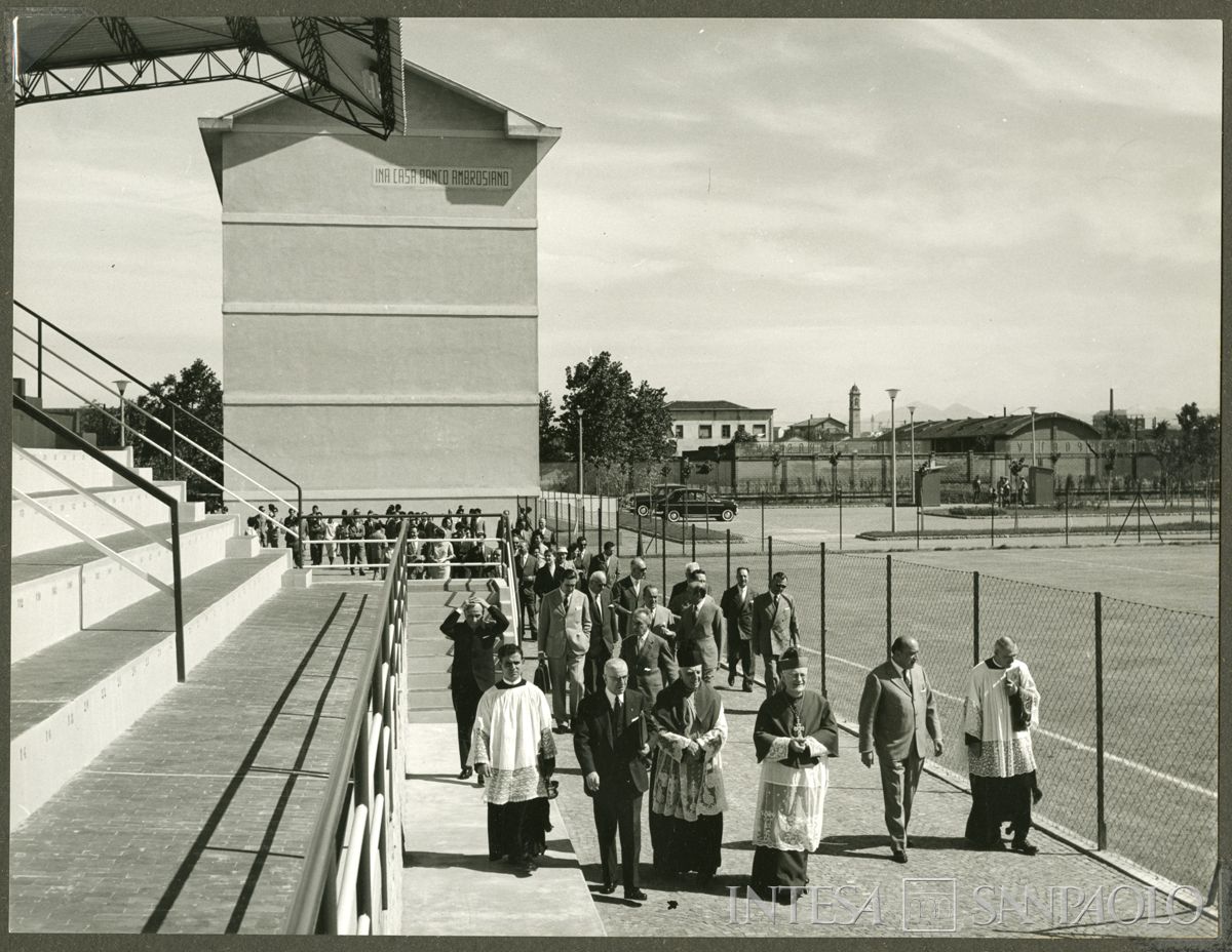 Inaugurazione delle Case del piano INA-CASA e del campo sportivo del Banco Ambrosiano a Milano, 28 giugno 1958 (Publifoto)
