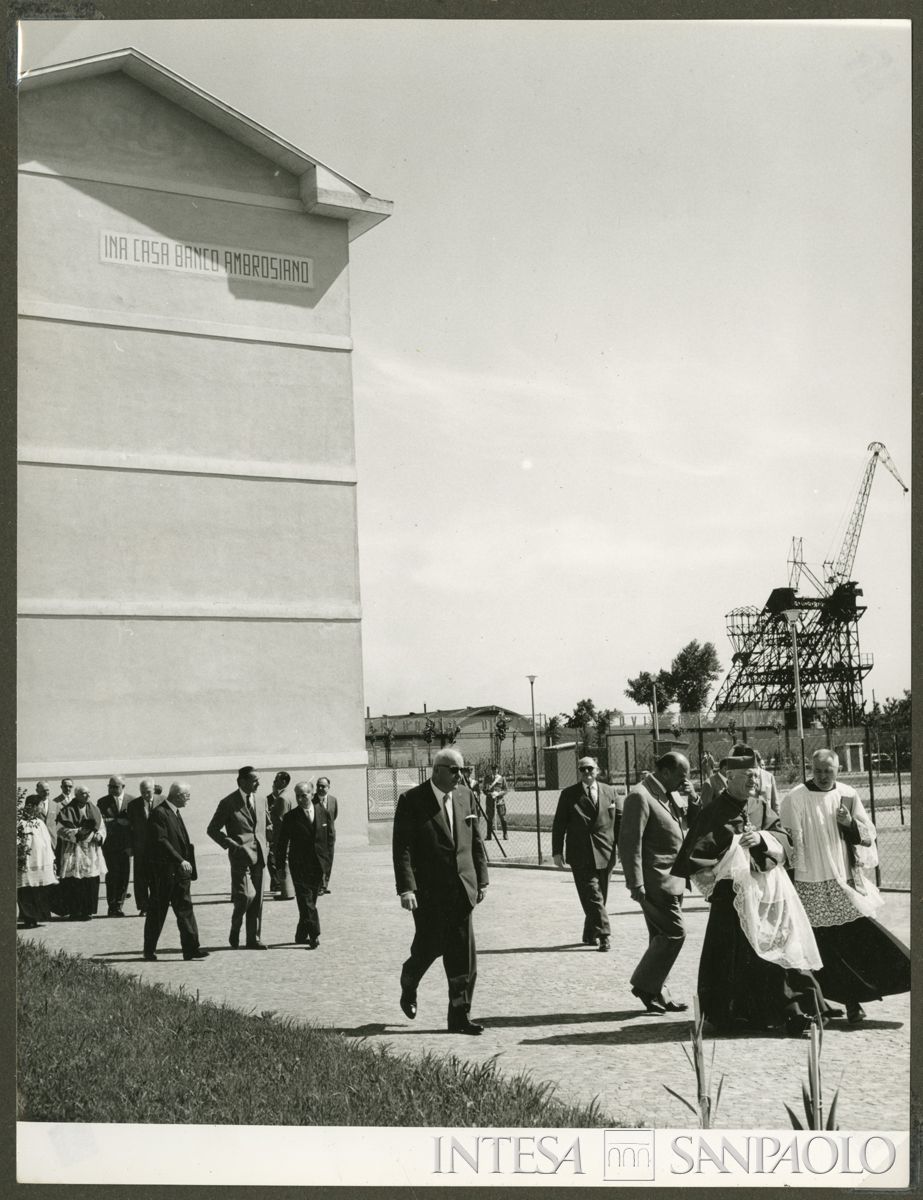 Inaugurazione delle Case del piano INA-CASA e del campo sportivo del Banco Ambrosiano a Milano, 28 giugno 1958 (Publifoto)