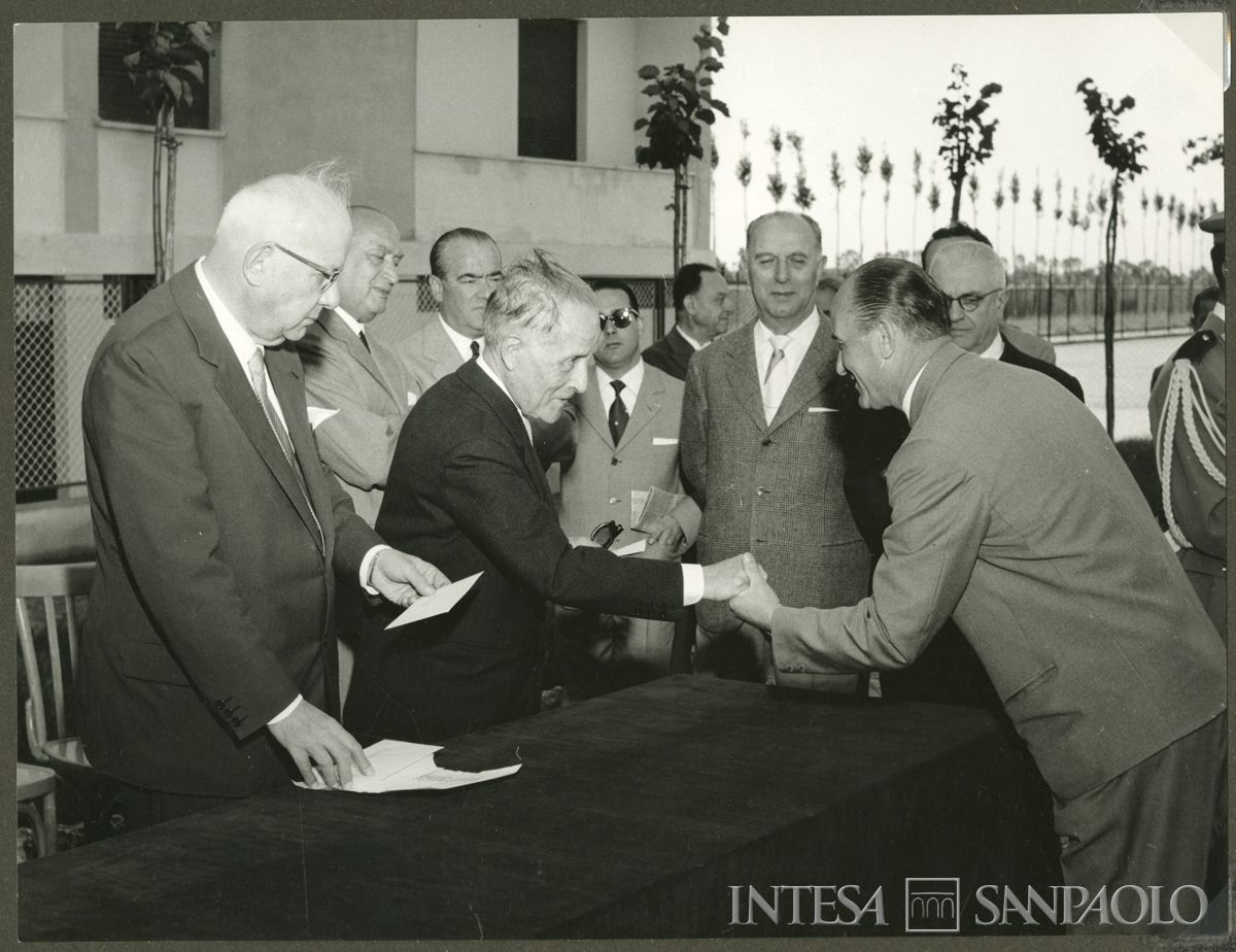 Assegnazione ai dipendenti del Banco Ambrosiano di appartamenti nelle Case del piano INA-CASA a Milano, 28 giugno 1958 (Publifoto)