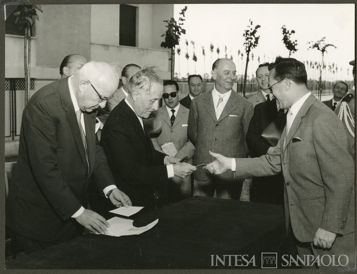 Assegnazione ai dipendenti del Banco Ambrosiano di appartamenti nelle Case del piano INA-CASA a Milano, 28 giugno 1958 (Publifoto)