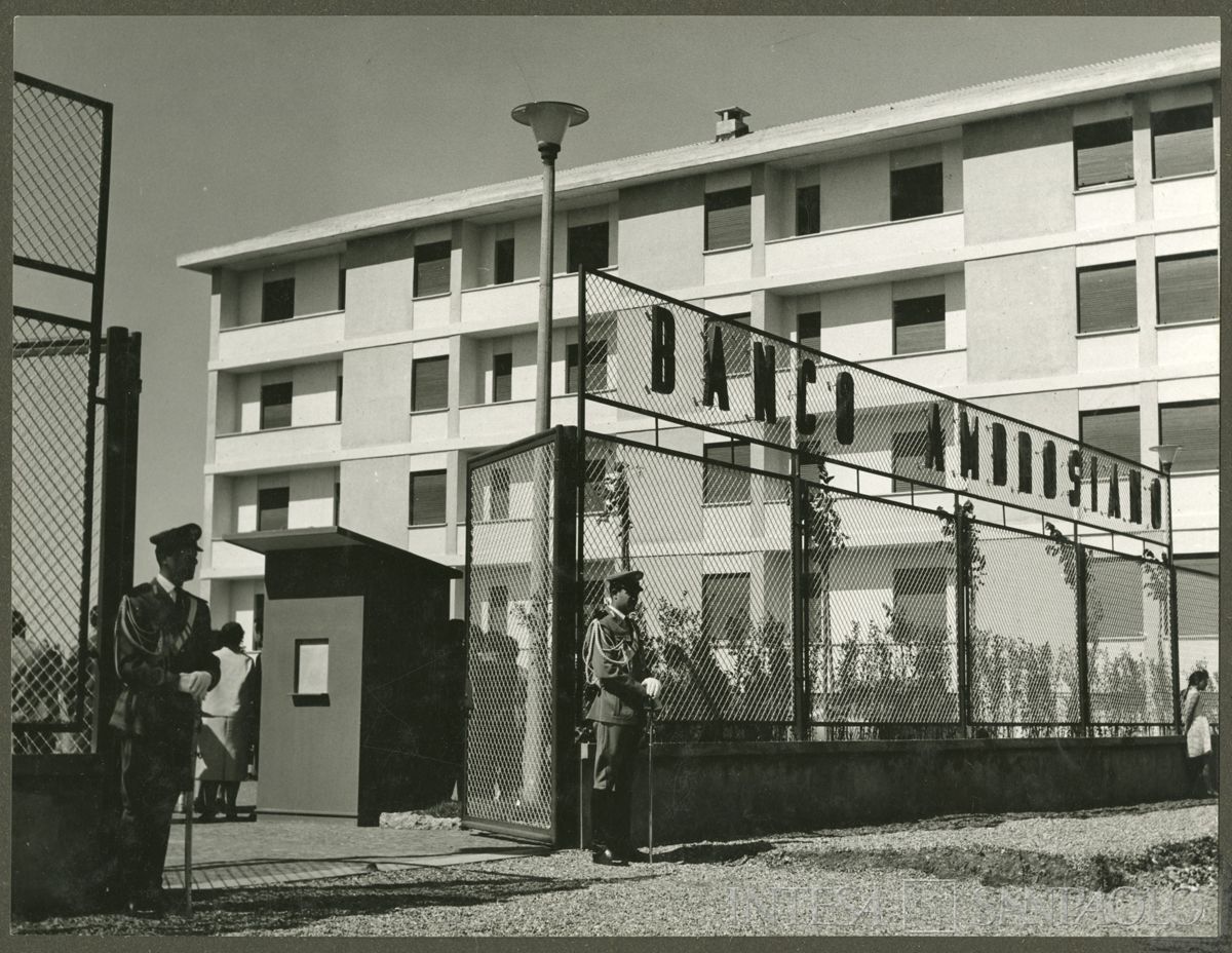 Inaugurazione delle Case del piano INA-CASA e del campo sportivo del Banco Ambrosiano a Milano, 28 giugno 1958 (Publifoto)