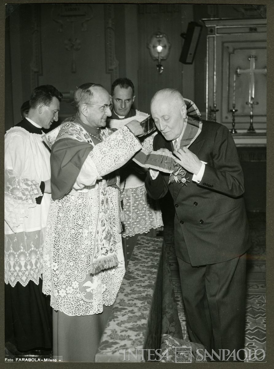 Il Cardinal Montini mentre consegna le insegne di Cavaliere di Gran Croce a Tommaso Gallarati Scotti, Milano, Cappella Arcivescovile, 14 novembre 1959 (Foto Farabola)