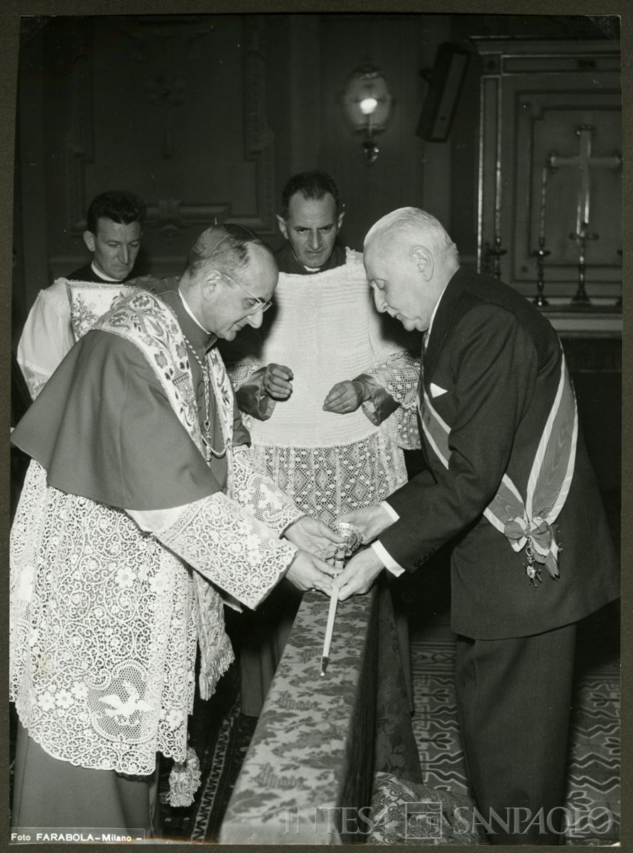 Il Cardinal Montini mentre consegna le insegne di Cavaliere di Gran Croce a Tommaso Gallarati Scotti, Milano, Cappella Arcivescovile, 14 novembre 1959 (Foto Farabola)